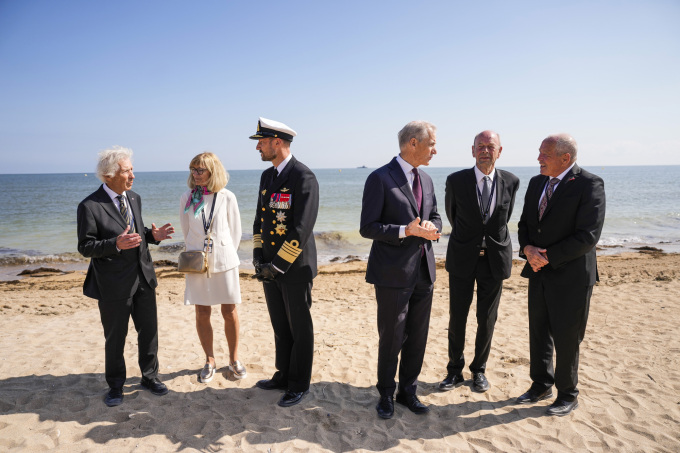 Kronprinsen og statsminister Jonas Gahr Støre møtte etterkommere etter fire norske soldater som gjorde en viktig innsats for frihet og frigjøring under landgangen i Normandie i 1944, og fikk høre deres historier. Foto: Javad Parsa / NTB