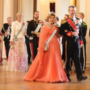 Kong Frederik og Dronning Sonja går til bords. Foto: Heiko Junge, NTB