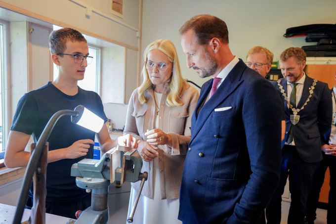 Elevene ved den unike børsemakerlinjen fortalte om håndverkstradisjoner og viste frem teknikker de jobber med. Foto: Lise Åserud, NTB