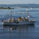 Kong Frederik og Dronning Mary benytter det danske kongeskipet Dannebrog på reisen. Kongeskipet Norge møtte Dannebrog utenfor Oslo. Foto: Ørn E. Borgen / NTB